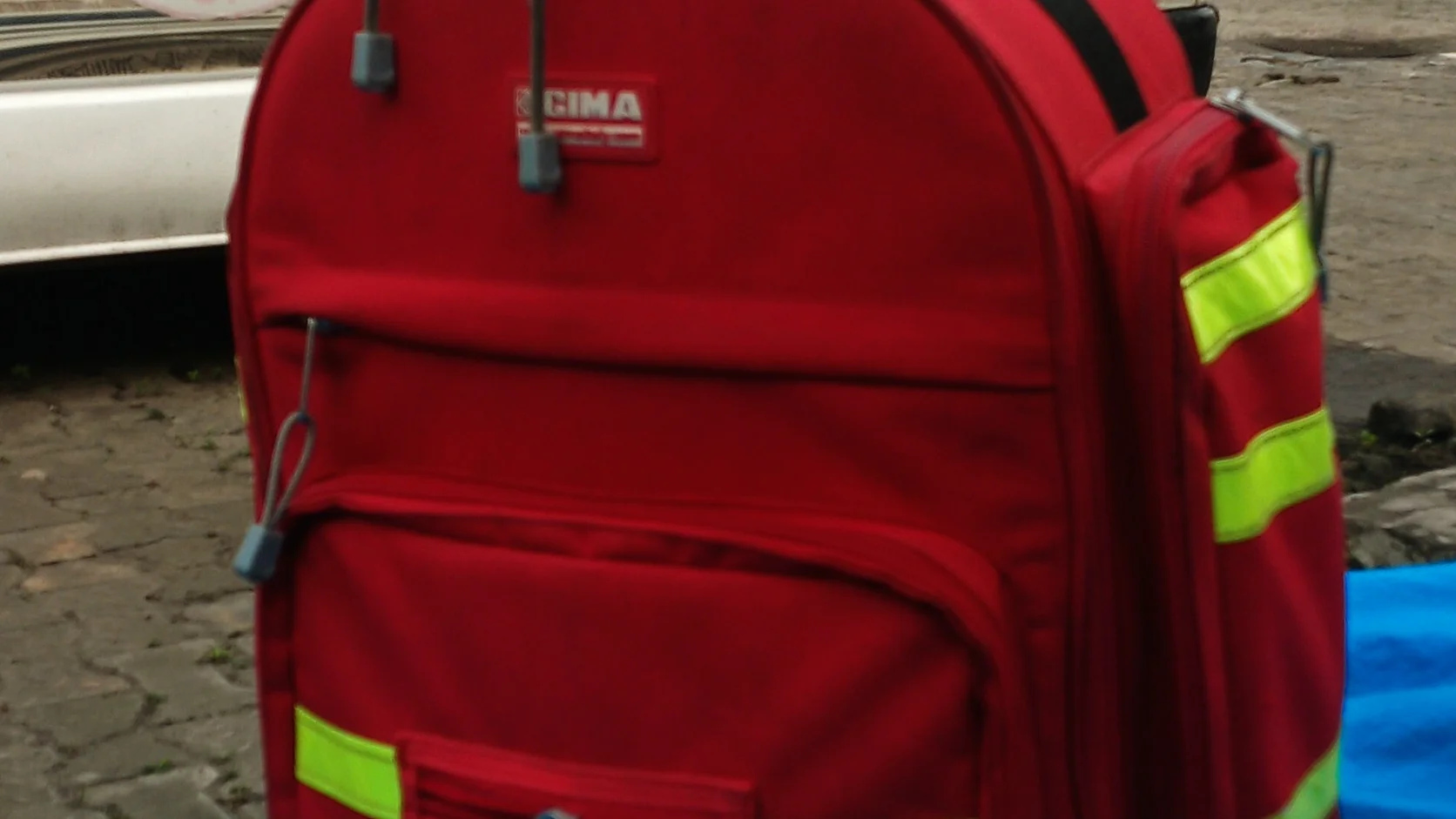 Kit de primeiros socorros doméstico organizado em caixa plástica com materiais básicos de cuidado